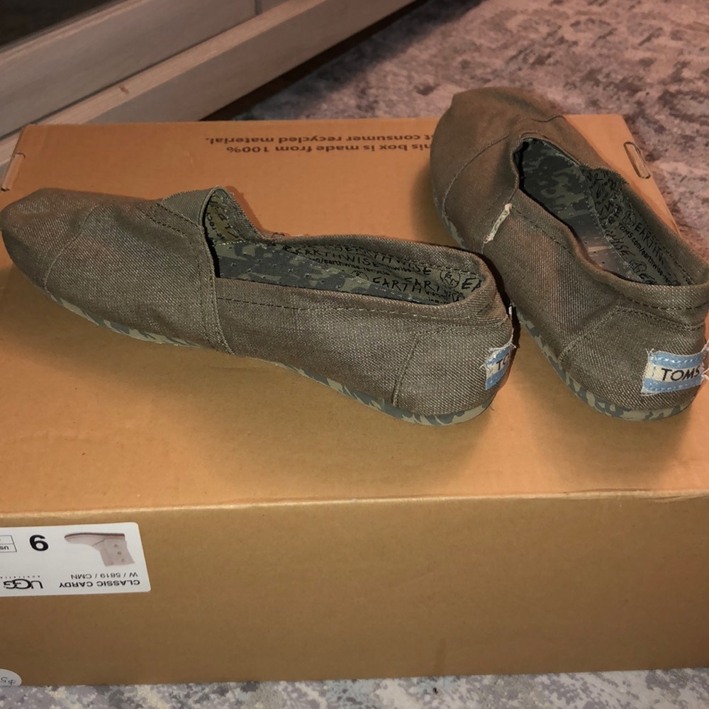 New dark green TOMS